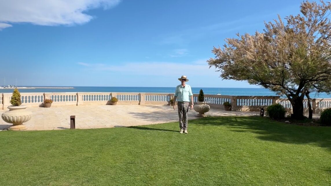 The ceremony lawn at Xalet del Nin, looking past the balustrade to the Mediterranean